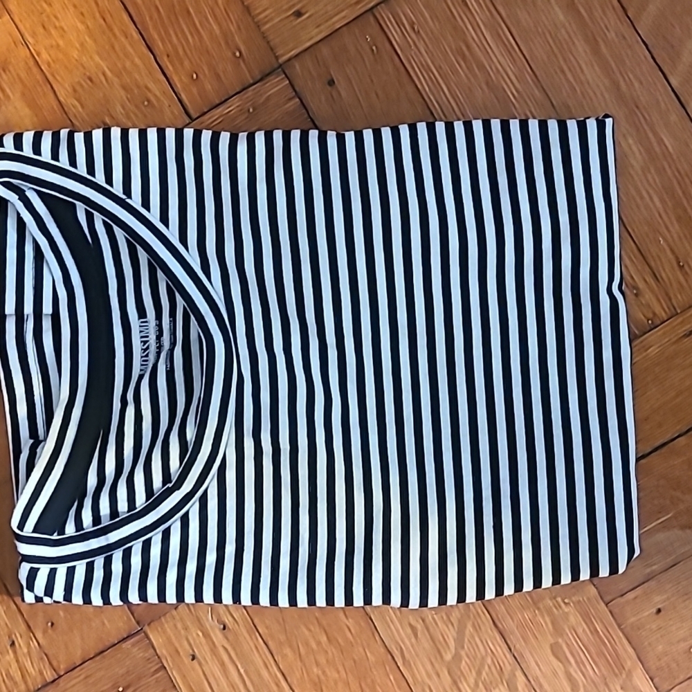 Mossimo T Shirt xs nwot hp🔥🔥🔥 - Picture 2 of 3